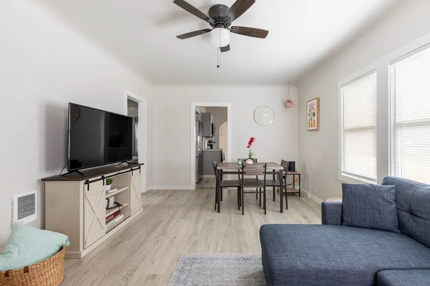 Stylish Townhouse, with two private apartments! - Image 1