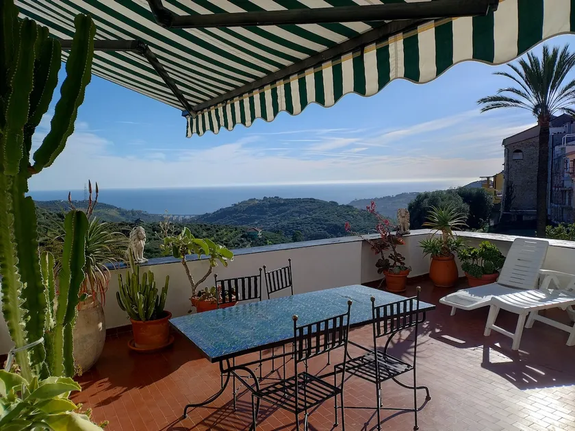 Apartamento pintoresco en pueblo de montaña de olivos Terraza al Mediterráneo 8 min a la playa - Image 1