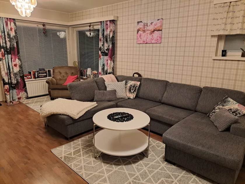 Cozy apartment building - Image 1