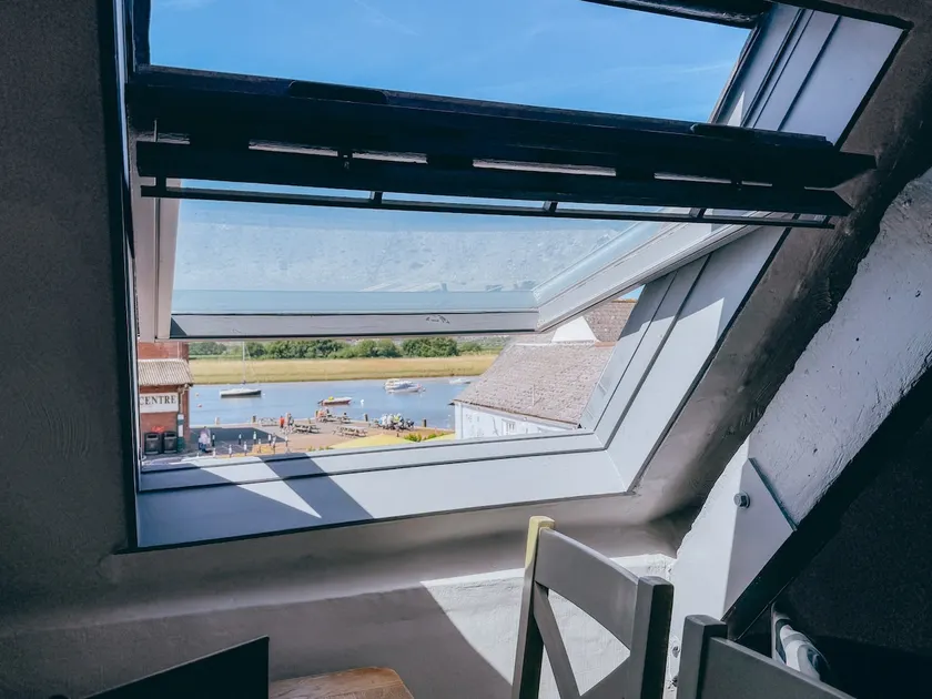 Top Floor Apartment with Glorious Estuary Views - Image 1