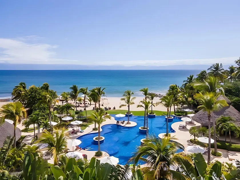Beautiful apartment with a private beach - Image 1