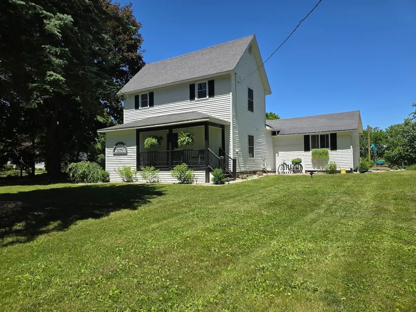 Charming Farmhouse, Lake Access - Image 1