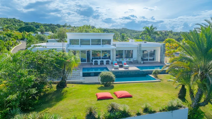 Ocean-View Villa: 3-Bed, 2-Level Pool, Bar & Games - Image 1