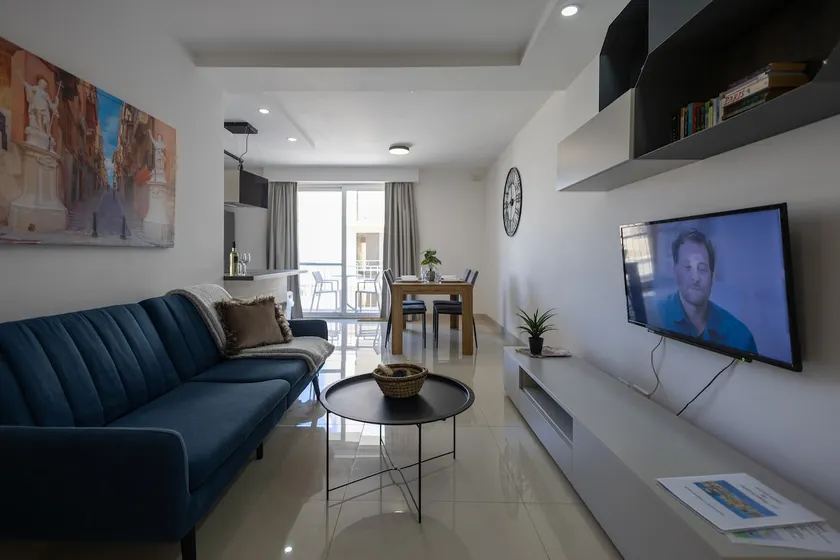 Modern 4th Floor Apartment, 120m to Promenade - Image 1