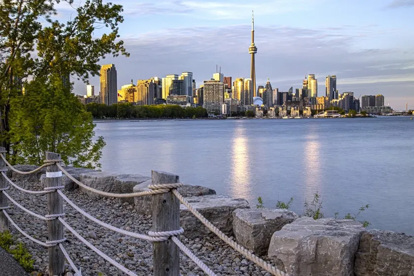 Luxury 3 bed Steps from CN/ Rogers/ Parking - Image 1