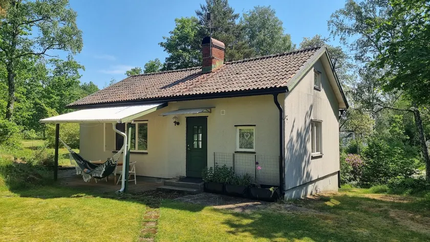 Cozy cottage with hot tub - Image 1