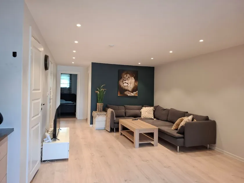 Central apartment with 2 bedrooms and free parking - Image 1