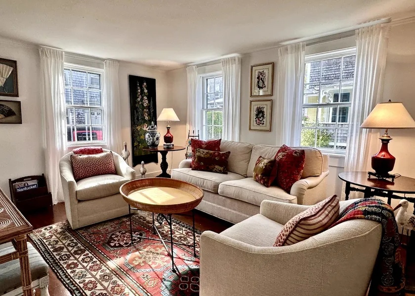 Three bedrooms 5 - minute walk to town and water - Image 1