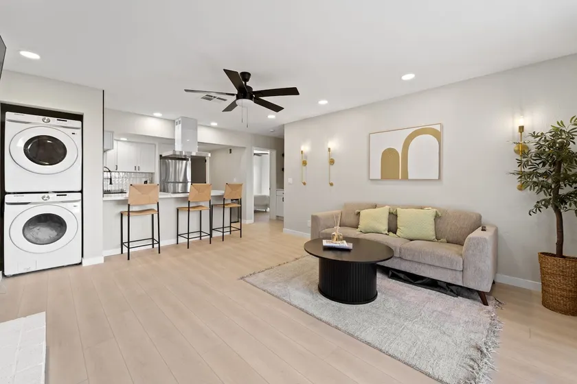 Stylish & Bright~5 Star Location~Queen Beds~Views - Image 1