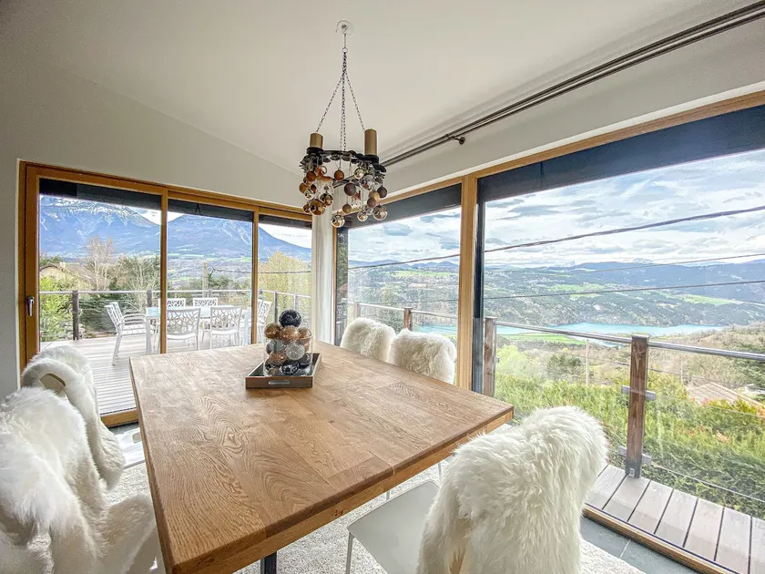 Excellent lake-view villa - Image 1
