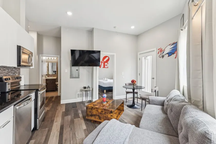 Modish Philly Theme 1BR Suite w/ Private Patio - Image 1