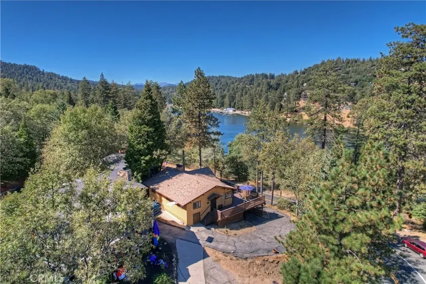 Massive240° Lakefront View Spacious Family Retreat - Image 1