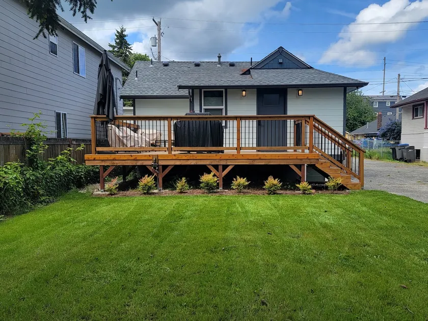 Conveniently located 3 bed in Bremerton with deck - Image 1