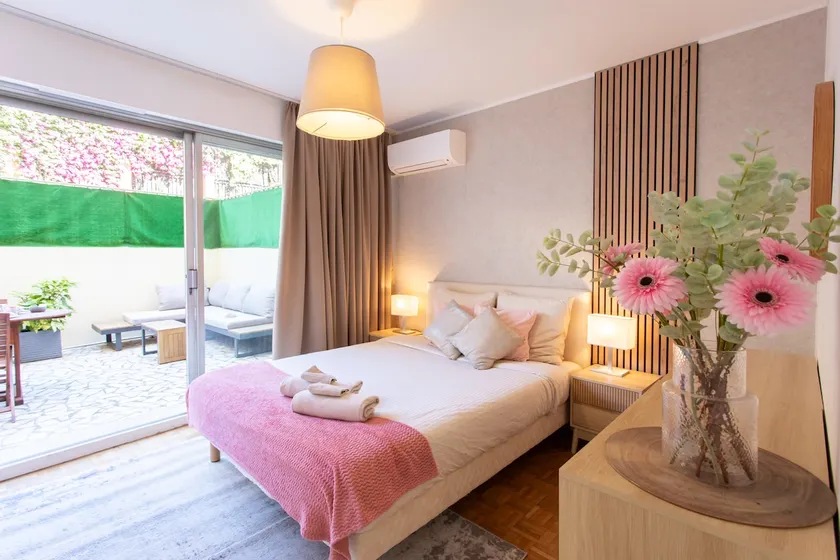 86m- Spacious 3 room apartment with large terrace - Image 1
