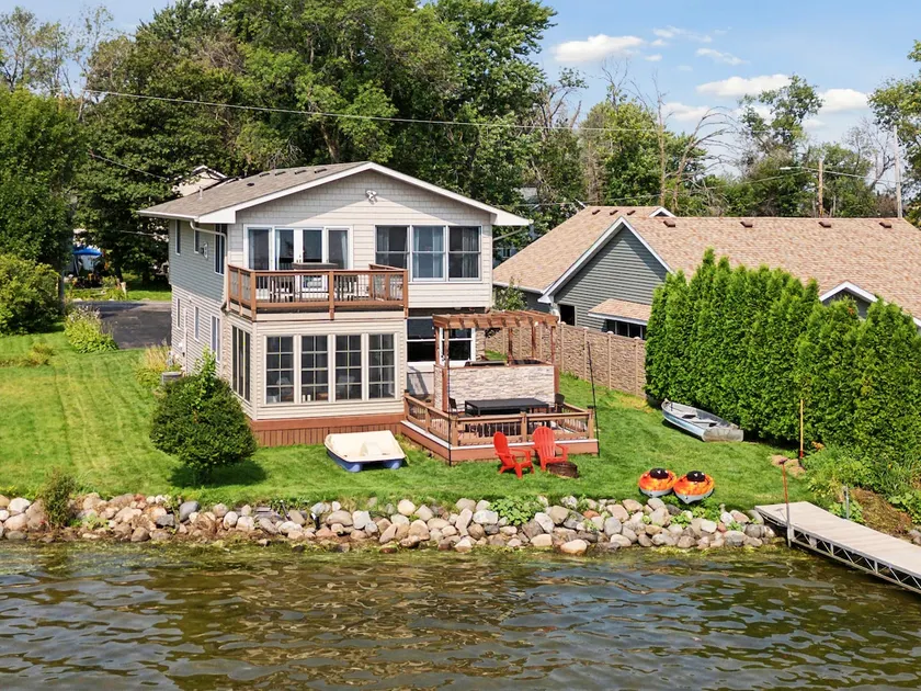 Forest Lake Retreat: Enjoy Any Season on The Water - Image 1