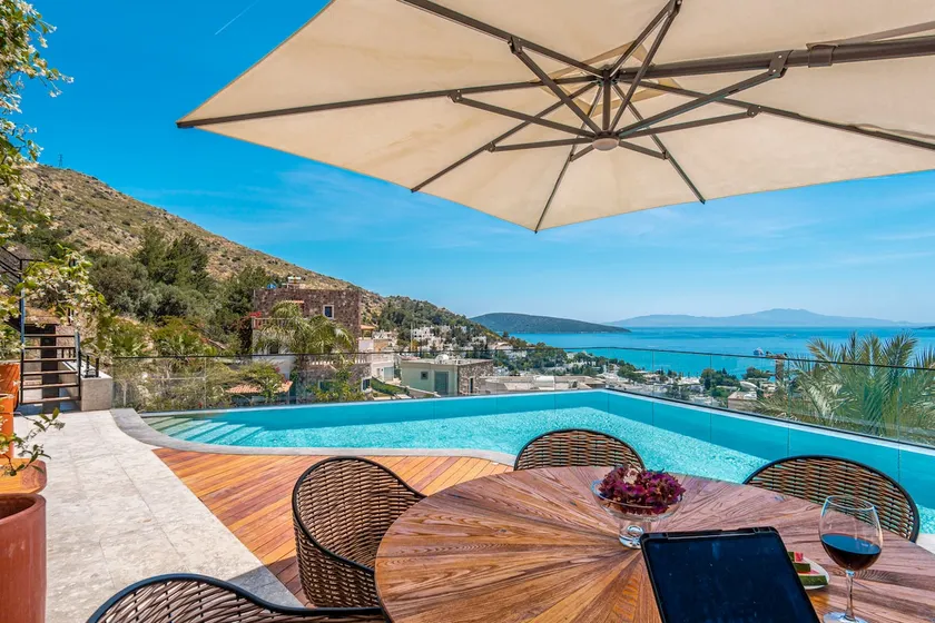 Experience Serenity of a Relaxing Coastal Retreat - Image 1