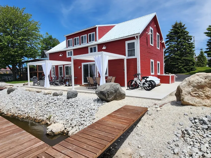 Serene Riverfront Escape – Modern & Spacious - Image 1