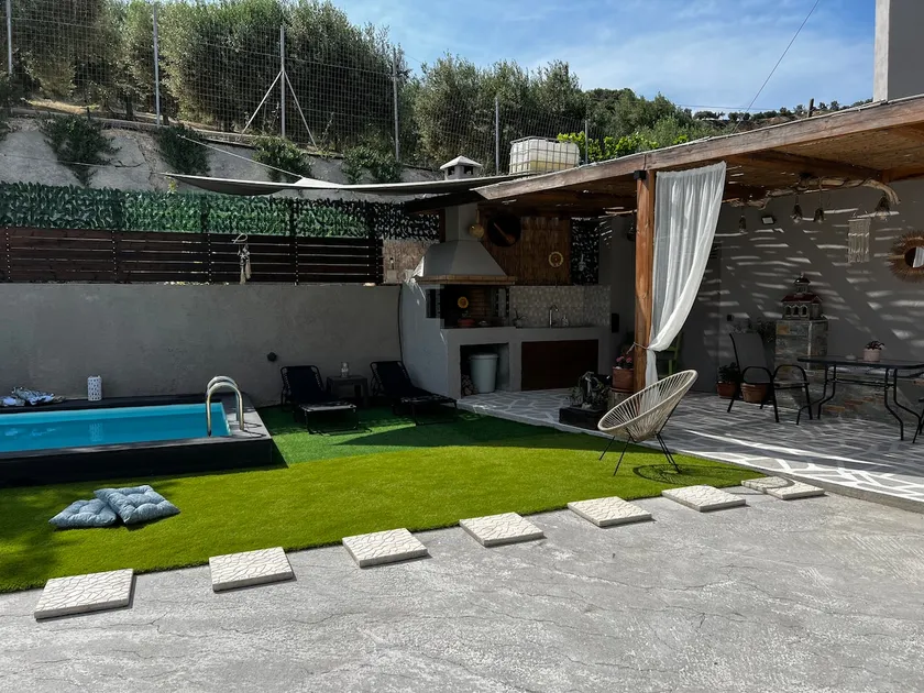 Ideal House with Private Pool & Parking - Image 1