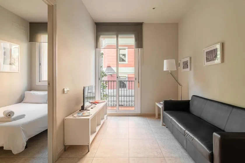 Modern apartment in Sants w/ private balcony - Image 1