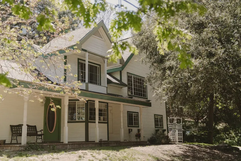 The Garden House in Oak Glen - Image 1