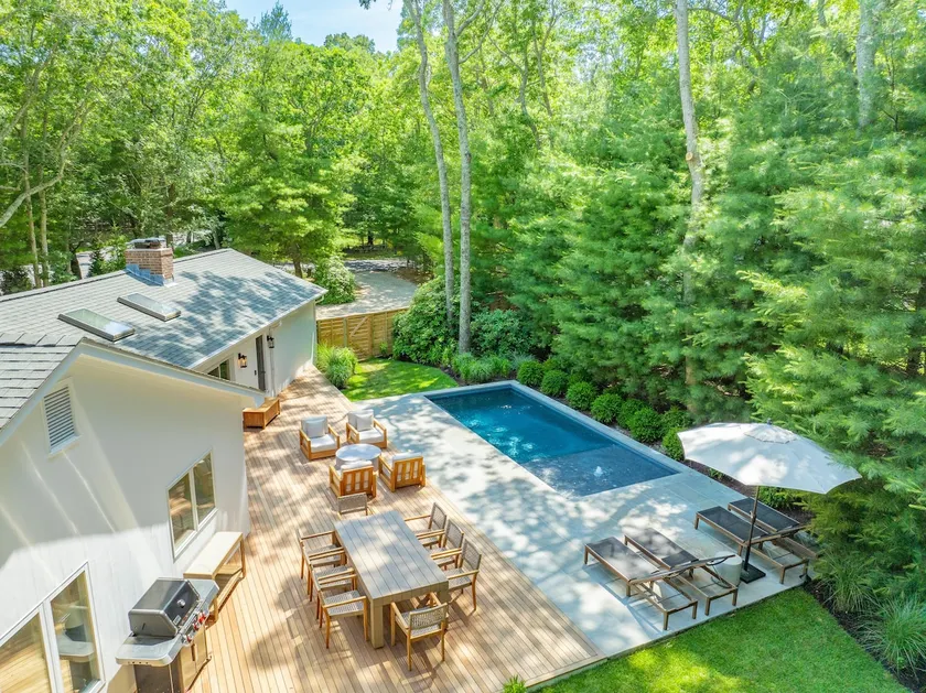 Secluded Luxury: New Gunite Pool, Walk to Bay - Image 1