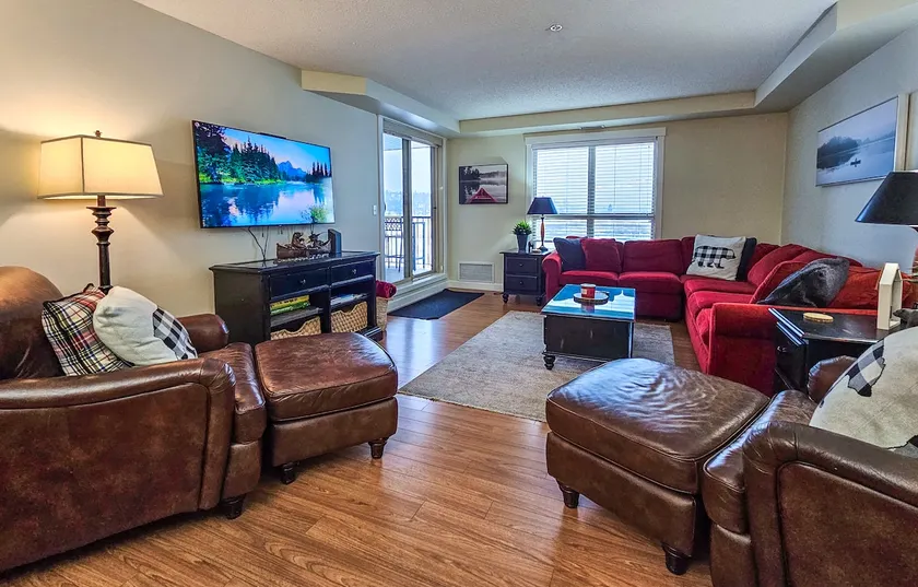 2 BDRM plus den | Near Lake | Beach 2mins away - Image 1