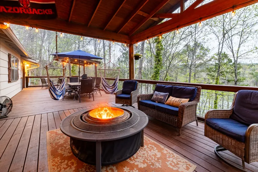 Lake Escape w/ Hot Tub + Guesthouse - Image 1
