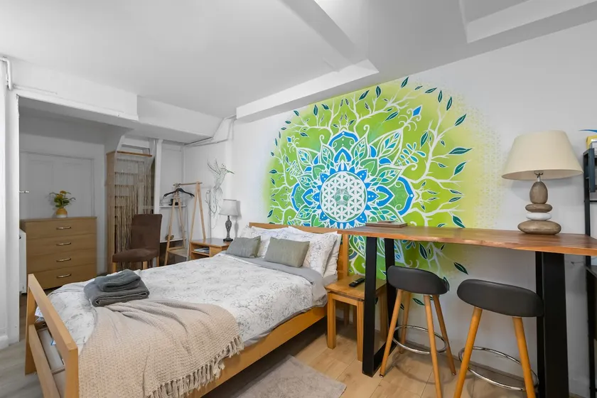 Ground-floor studio with own entrance and parking - Image 1
