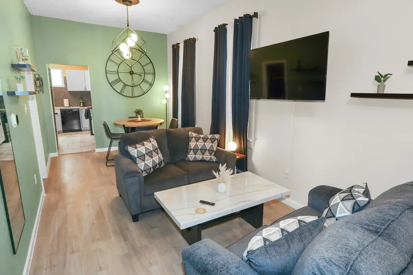 2 Bed/1 Bath/ 6' Fence / Kitchen / Grill - Image 1
