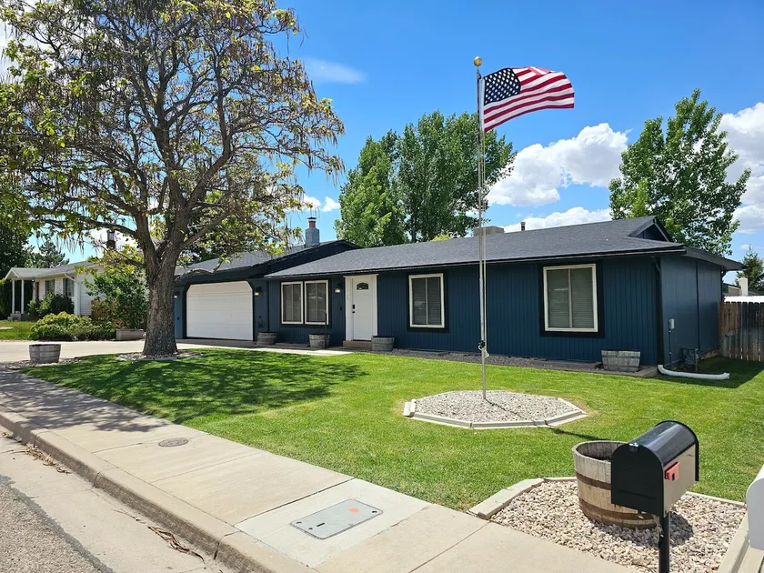 Smart Blue House W/ 2 Car Garage and Fiber. - Image 1