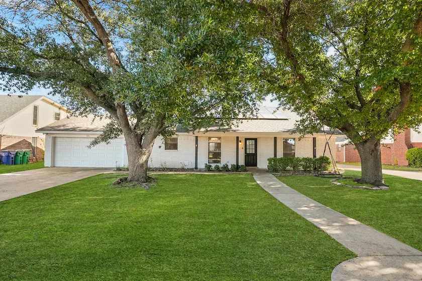 Garden Retreat / King Bed / Large Yard - Image 1