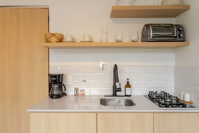 Bright Medellín Stay Central Location | AC & WiFi - Image 1