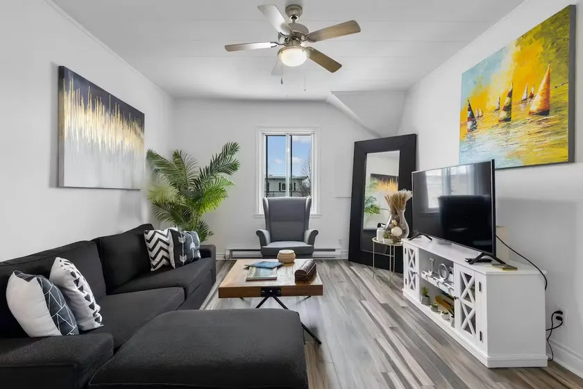 Cozy 2BR in VieuxLongueuil +parking 14min Downtown - Image 1