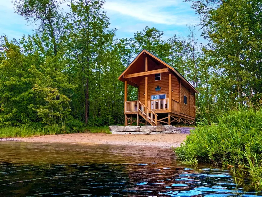 Green Maple Modern Log Cottage - Image 1