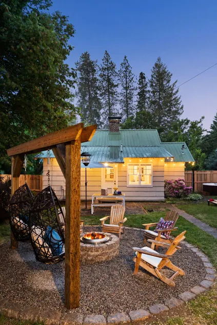Summer Craftsman in Dwtn | Firepit | Bbq | Pets - Image 1