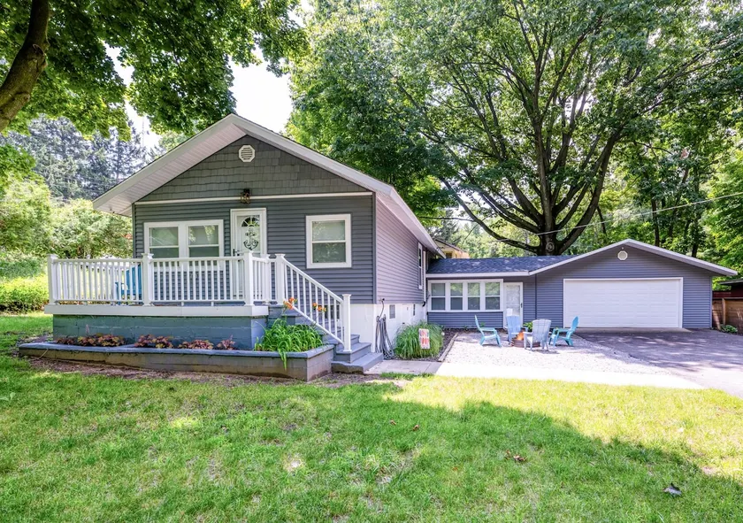 Cottage minutes from Lake Michigan, wineries +more - Image 1