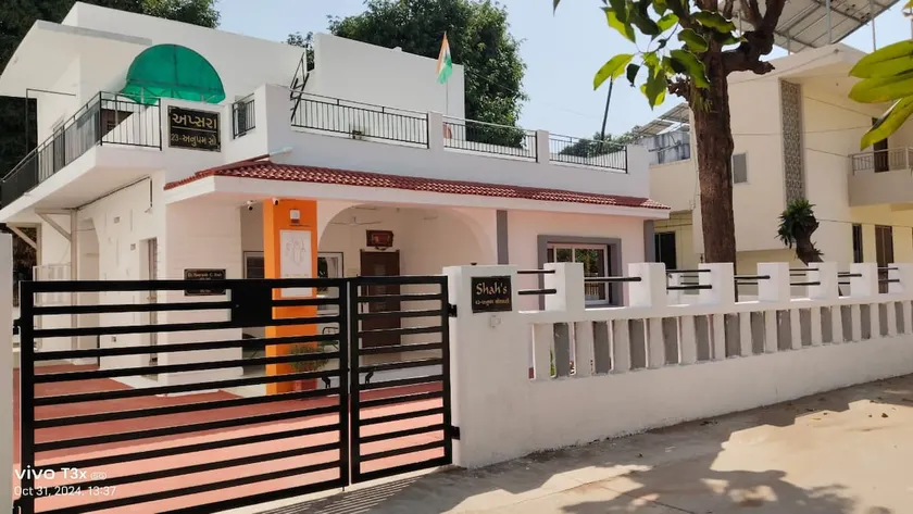 Centrally Located 2BHK Bungalow | Family Stay - Image 1