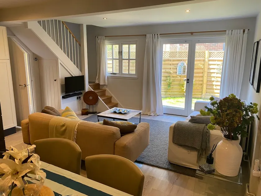 Cosy family holiday home with garden & parking - Image 1