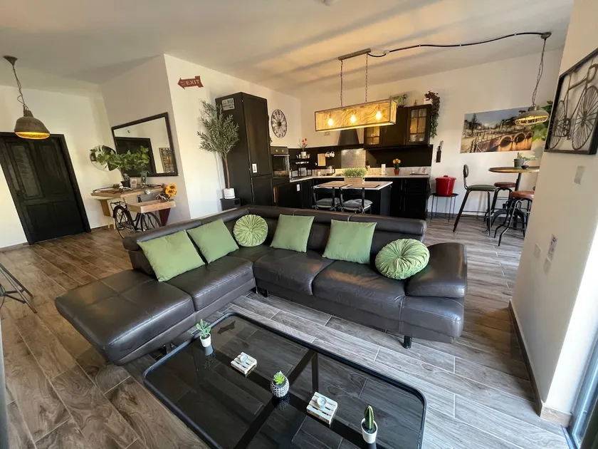 Industrial Cozy Apartment in Bugibba, Prime Location - Image 1
