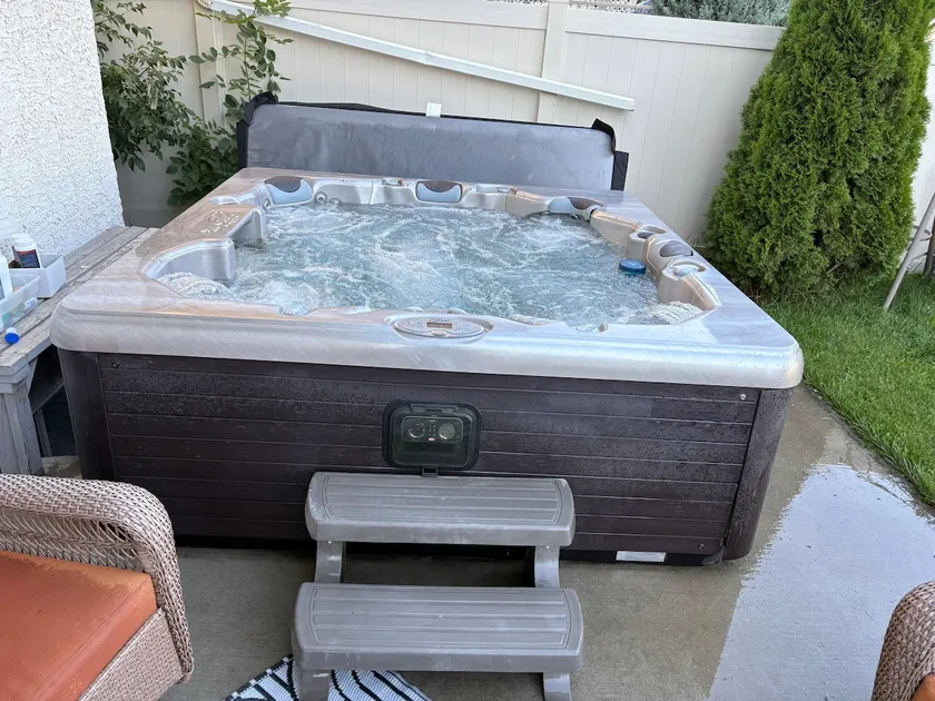 Cozy SE Calgary suite private entry with hot tub - Image 1
