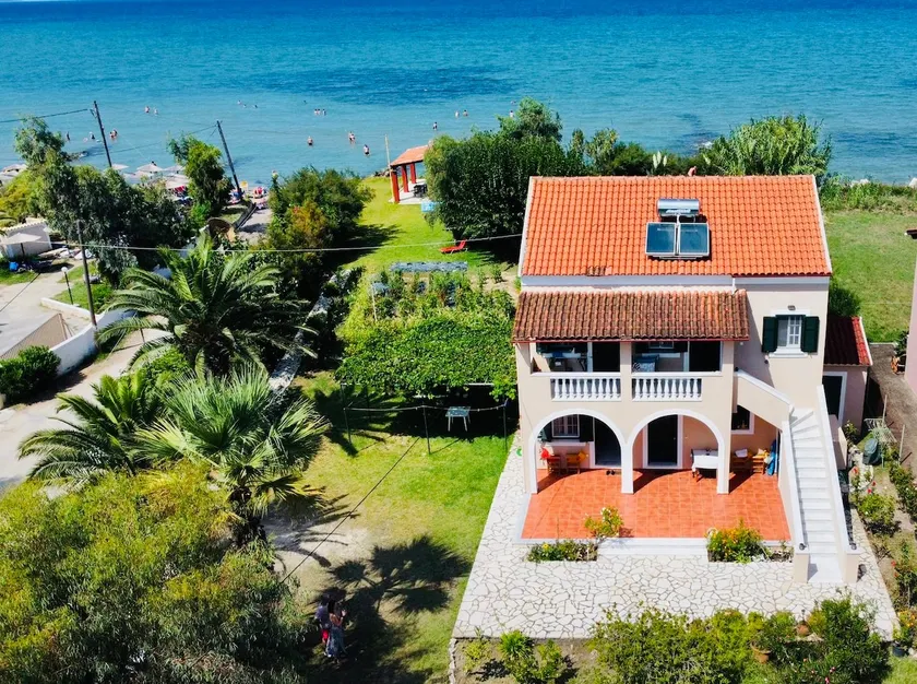 Seaside Roots Garden, Beachfront apartment - Image 1