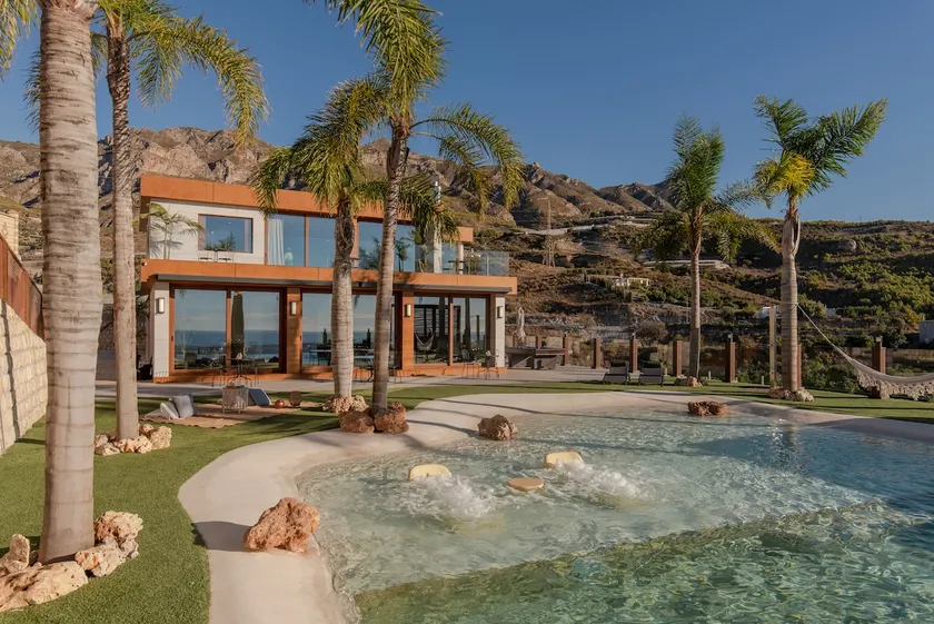 Paradise with Sea View: Pool, Jacuzzi and Luxury - Image 1