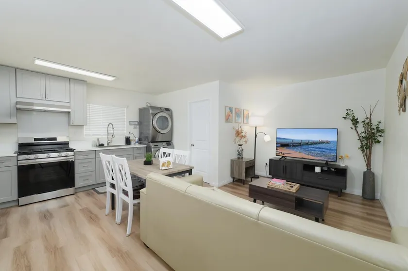 New Renovated Modern House (Up to 6) Near DTLA - Image 1