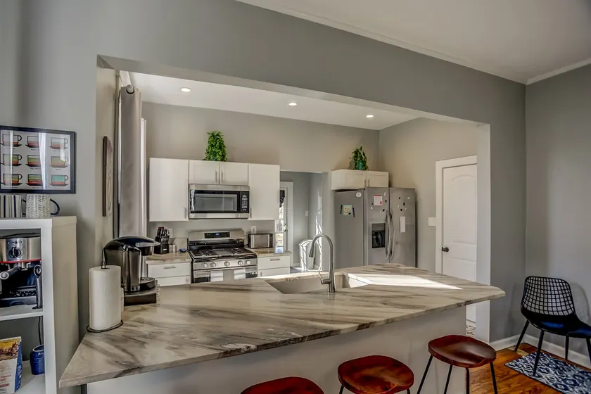 Huge 4,500 space: 6 bedrooms, 4 En-Suites, privacy - Image 1