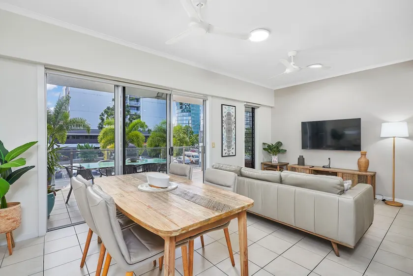Newly Renovated Cairns City Apartment - Image 1