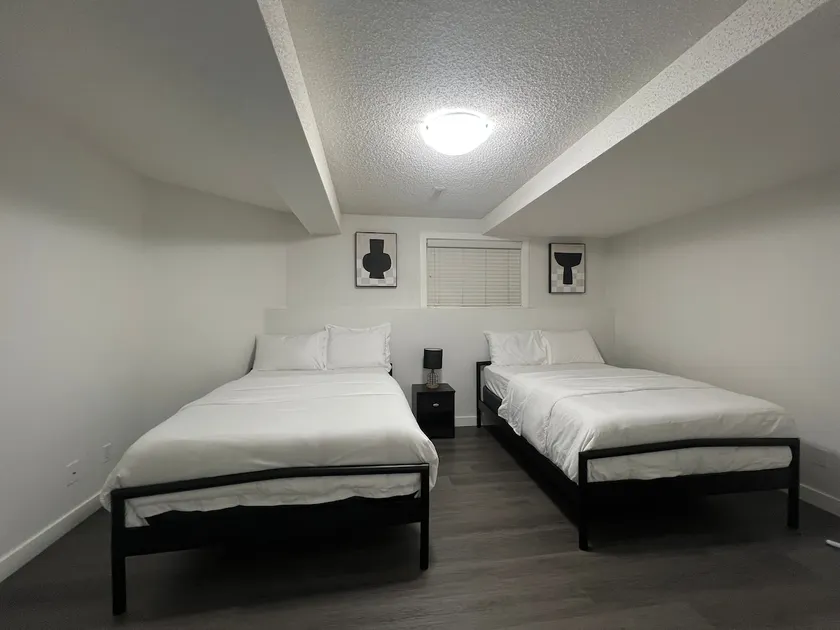 Cozy 3 beds Suite Near Calgary Airport Sleeps 6 - Image 1