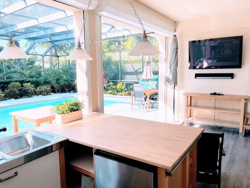Classic Arcades Heated Pool Home by Beach & Dining - Image 1