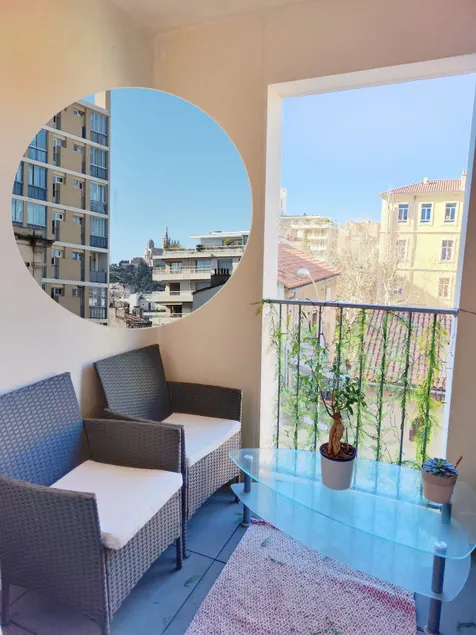 Terrace with a view of the Bonne Mère in the city center - Image 1