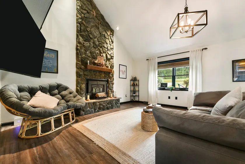 Charming, Modern & Cozy Home - Image 1