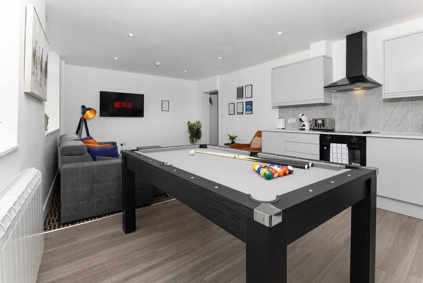 Flatzy - 16 Guests 4 En-suite Central Apartment A - Image 1
